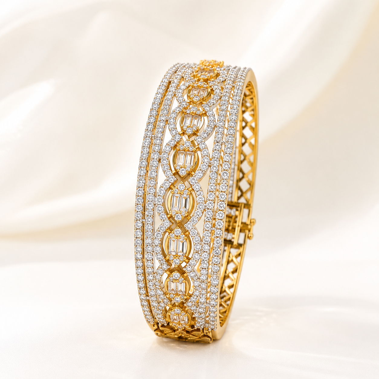 Royal Chain Motif Bracelet